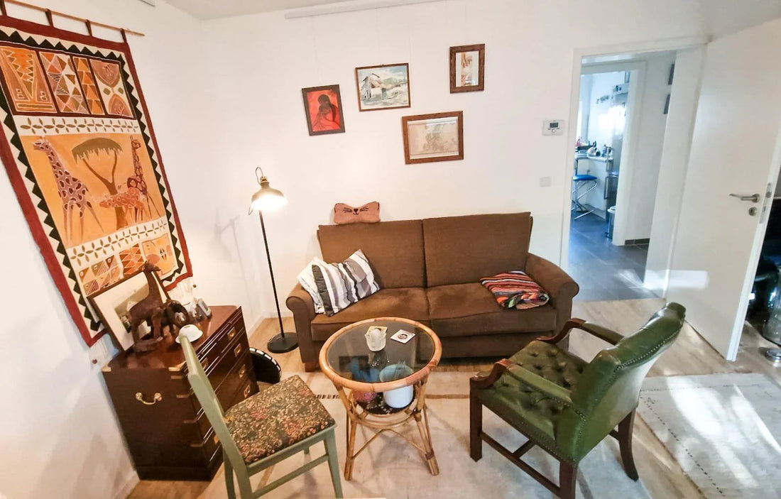 Gemütlicher Workshop-Raum in Düsseldorf mit Sofa, Wandteppich, Kunstwerken und Vintage-Möbeln