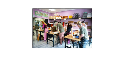 Workshop zur Möbelaufarbeitung in Werkstattfürschönes Düsseldorf, Teilnehmer arbeiten kreativ