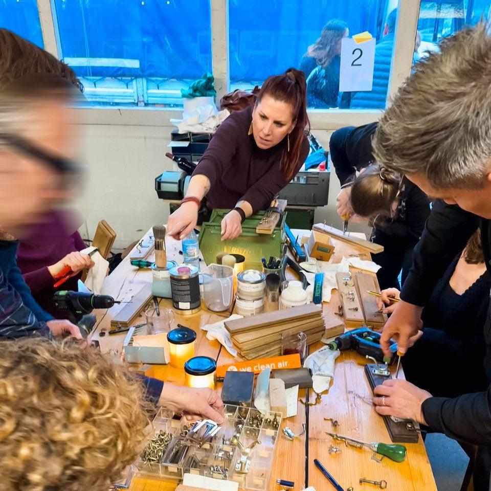 Handwerksworkshop in Düsseldorf-Gerresheim, Menschen arbeiten an Holzbearbeitung am Tisch