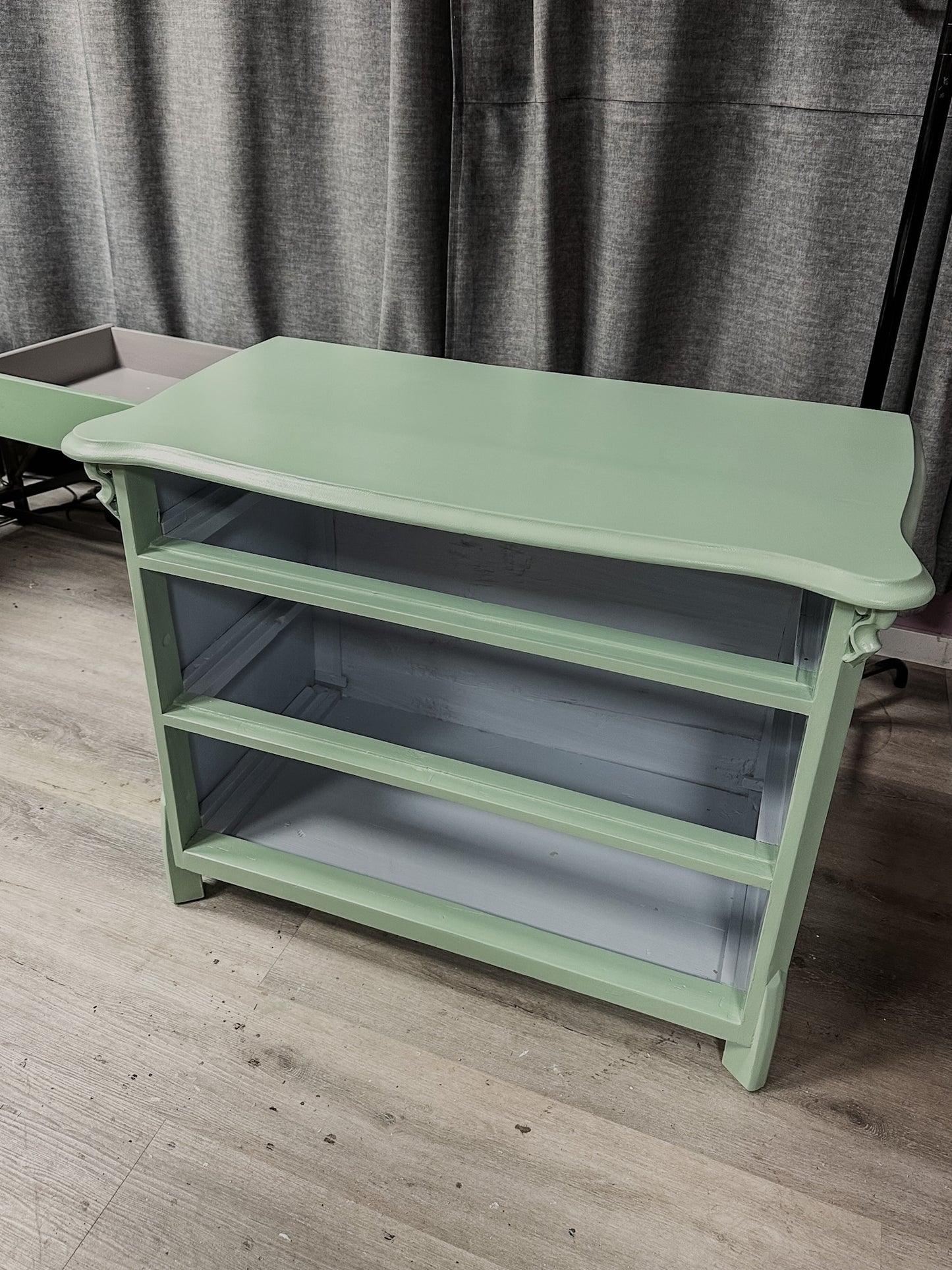 Gründerzeit-Kommode "Aurelia" - Salbei-Makeover!