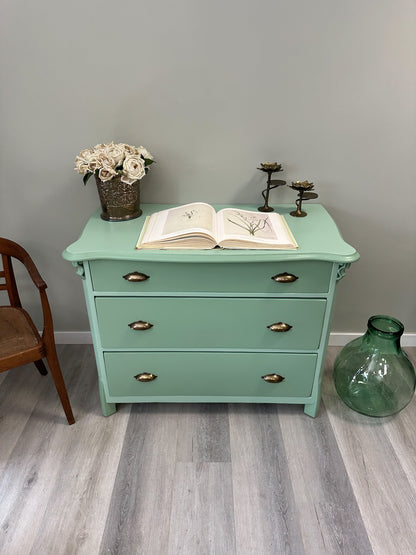Gründerzeit-Kommode "Aurelia" - Salbei-Makeover!
