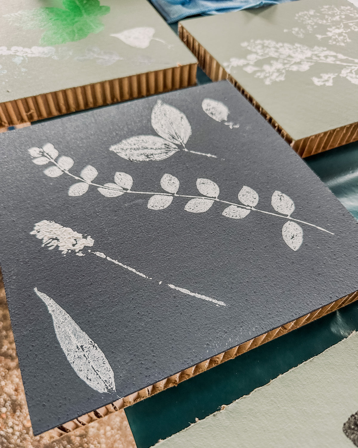 Botanischer Monodruck – Pflanzendruck mit echten Blättern und Blüten
