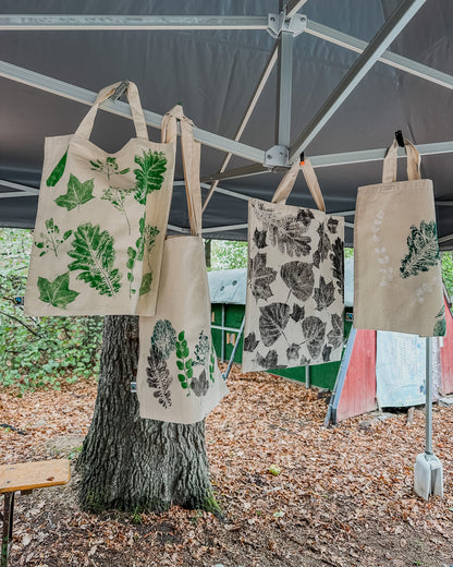 Botanischer Monodruck – Pflanzendruck mit echten Blättern und Blüten